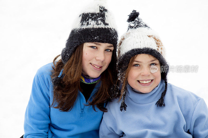 两个年轻的女孩在冬天