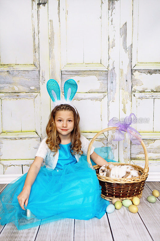 带着兔子和复活节篮子的小女孩