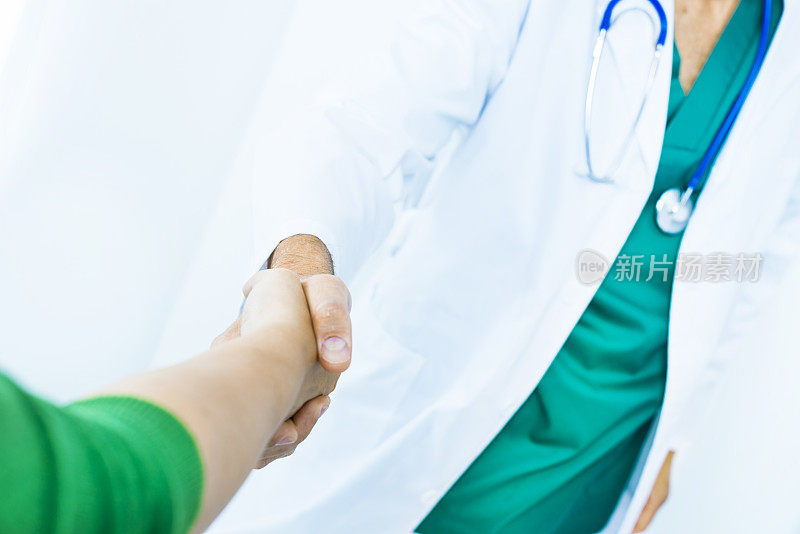 医生与病人握手