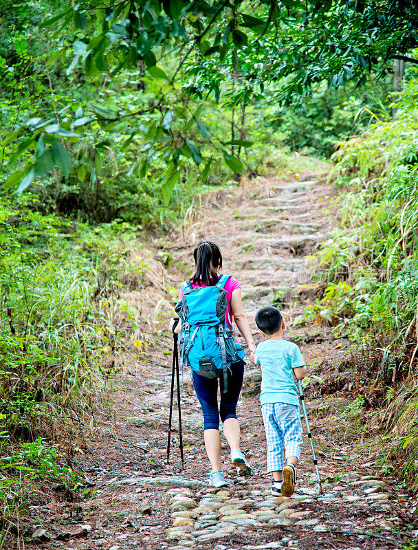 母子在森林里徒步旅行