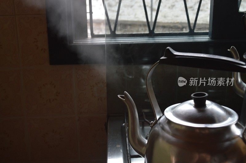 煤气炉上装有开水的茶壶