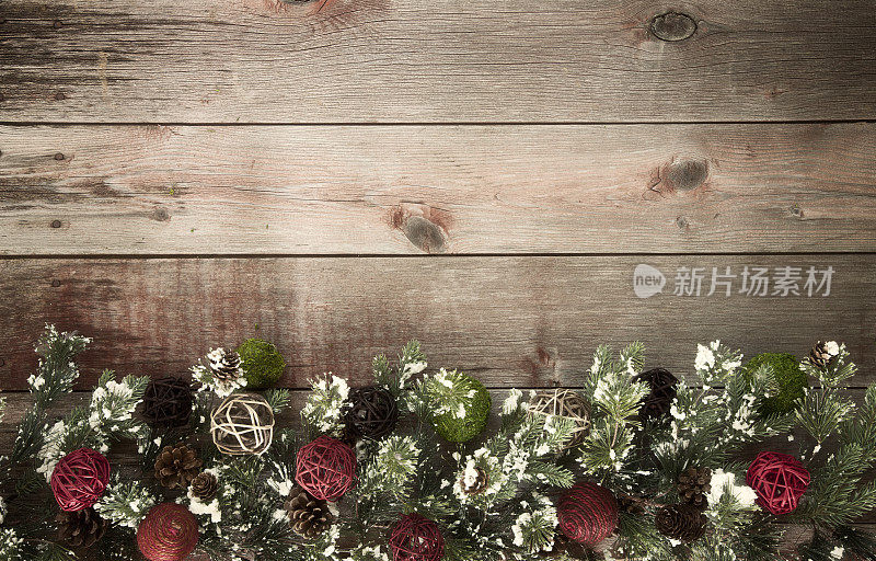 圣诞花环花环边界上的一个木材背景
