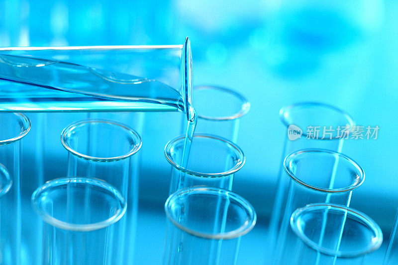 研究实验室的玻璃试管，蓝色背景，健康产业