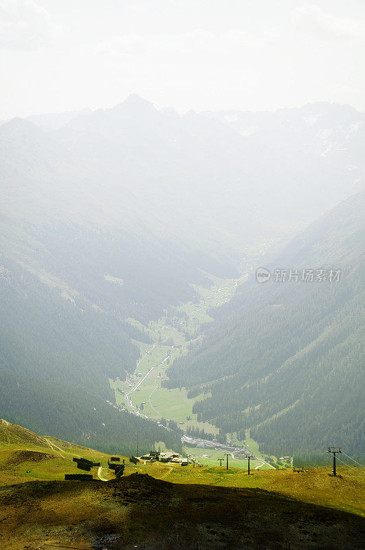 瑞士达沃斯的风景，在夏天，从山顶