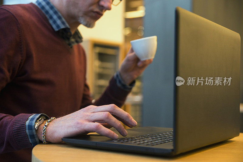 多任务人使用笔记本电脑和喝咖啡连接wi