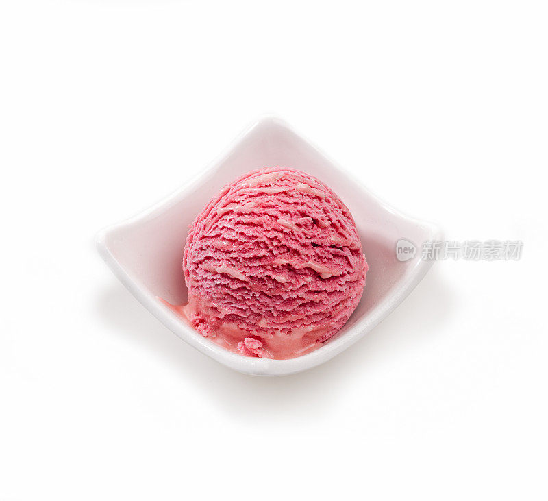 高角度的观点，近距离的草莓冰淇淋勺