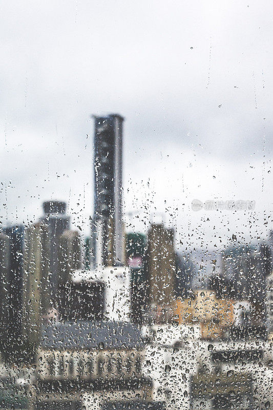 城市里的雨天。