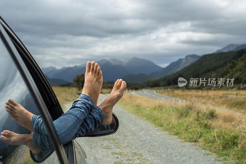 车窗外挂着个女人的脚