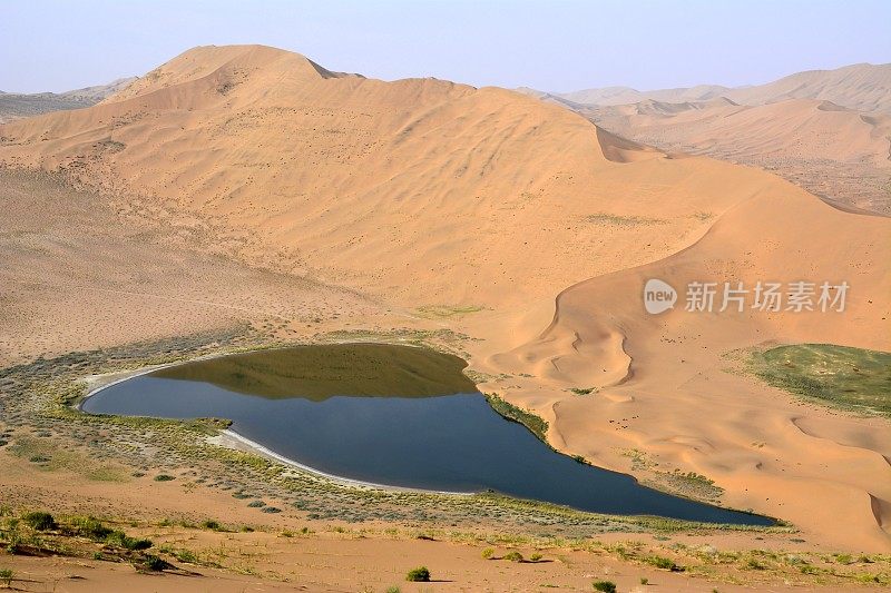 中国内蒙古巴丹吉林沙漠的一个湖泊