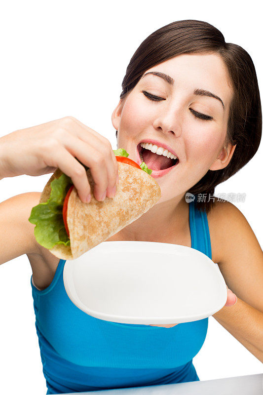 快乐的女人吃健康的玉米卷