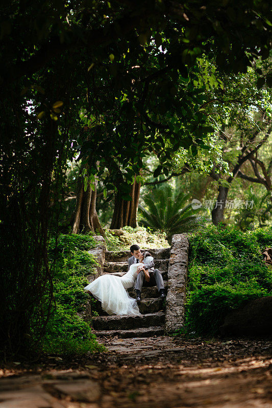 一对新婚夫妇躺在楼梯上