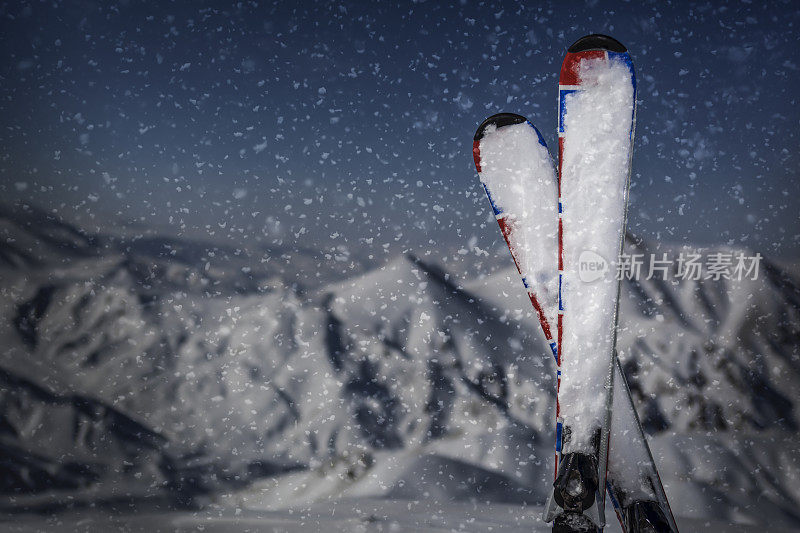 在滑雪坡顶