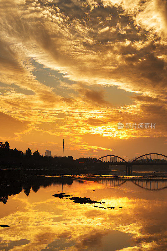 日落时分，现代城市在河边的城市景观和天际线