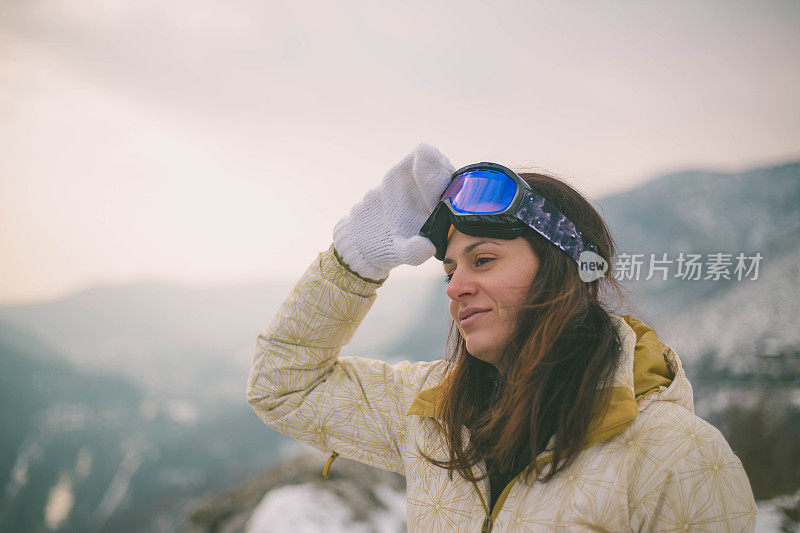 戴着面具滑雪的女孩