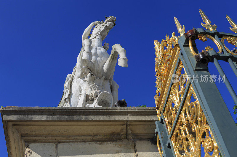 巴黎的墨丘利骑着帕伽索斯的马雕像