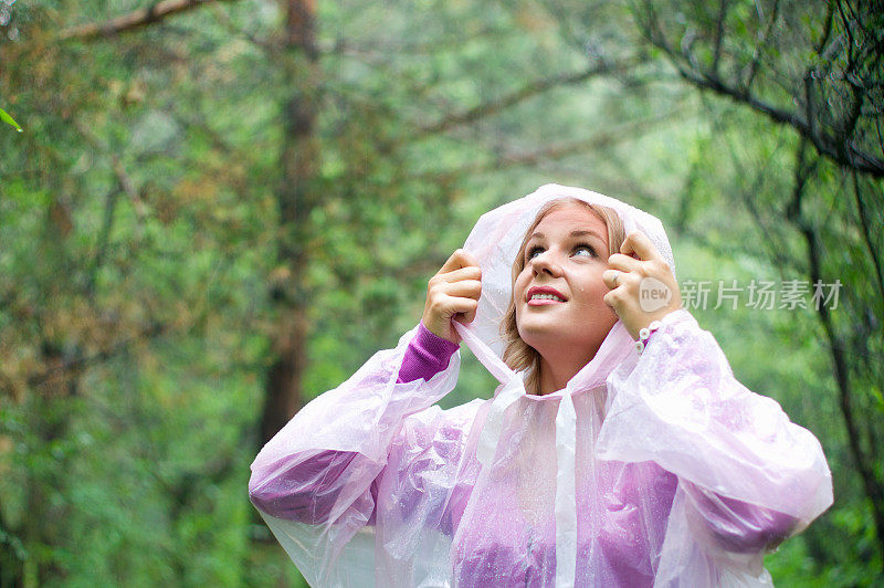 下雨天的女人