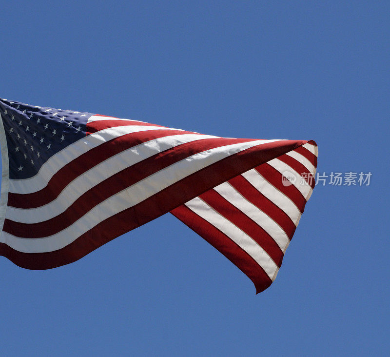 自由漂浮的美国国旗孤立在蓝色