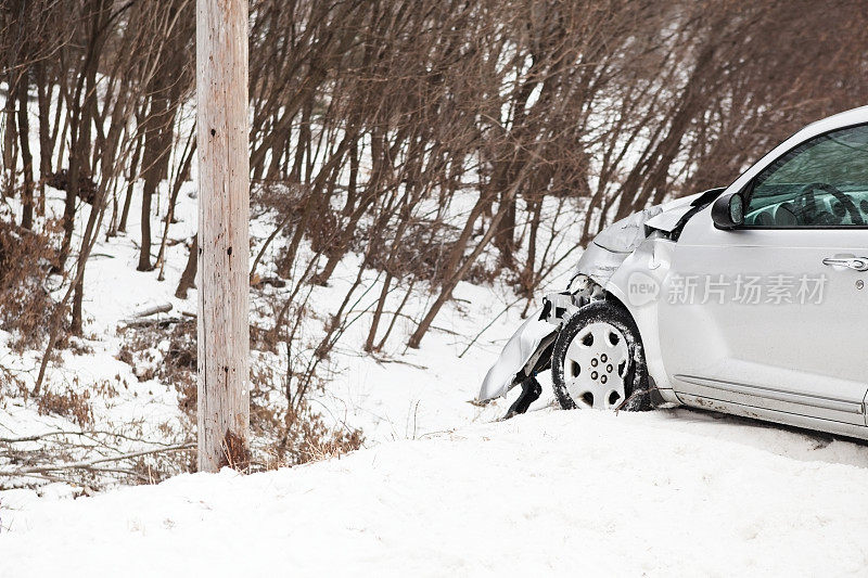 一辆汽车滑出公路撞上了电线杆