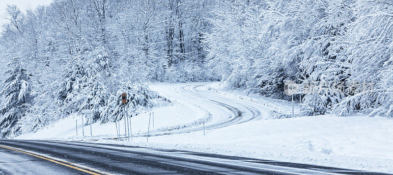 在暴风雪期间蜿蜒的阿迪朗达克乡村道路交叉口