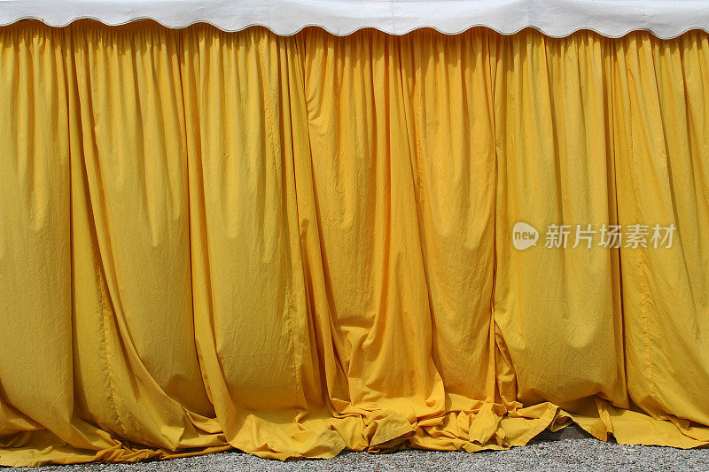黄色的窗帘