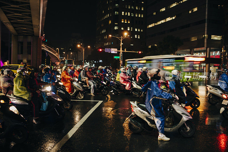 台北市路口的摩托车