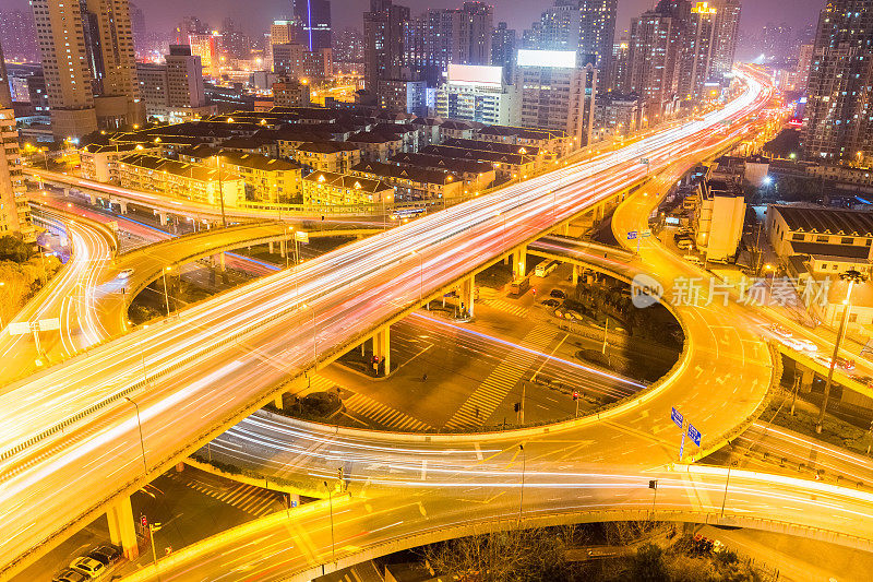 夜间城市道路交汇处