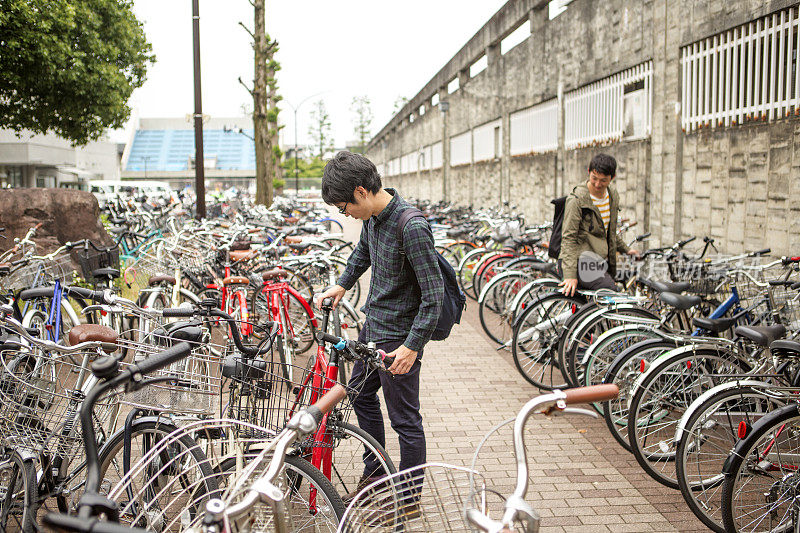 年轻的日本学生在日本京都停放自行车