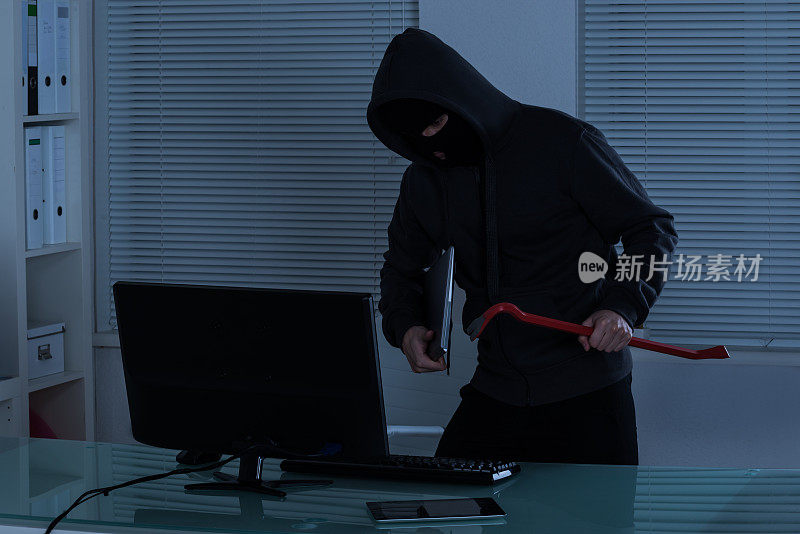 小偷盗窃笔记本电脑