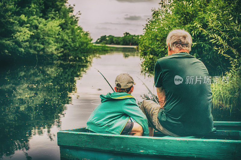 爷爷和小男孩一起钓鱼