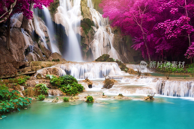 琅勃拉邦匡斯瀑布的绿松石水。老挝