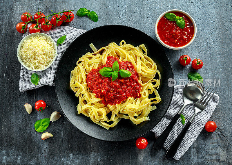 自制热意大利面，配上意大利调味汁，罗勒，大蒜，西红柿，帕尔马干酪。