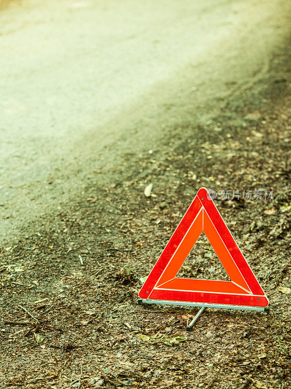 汽车的故障。道路上的红色三角形警告标志
