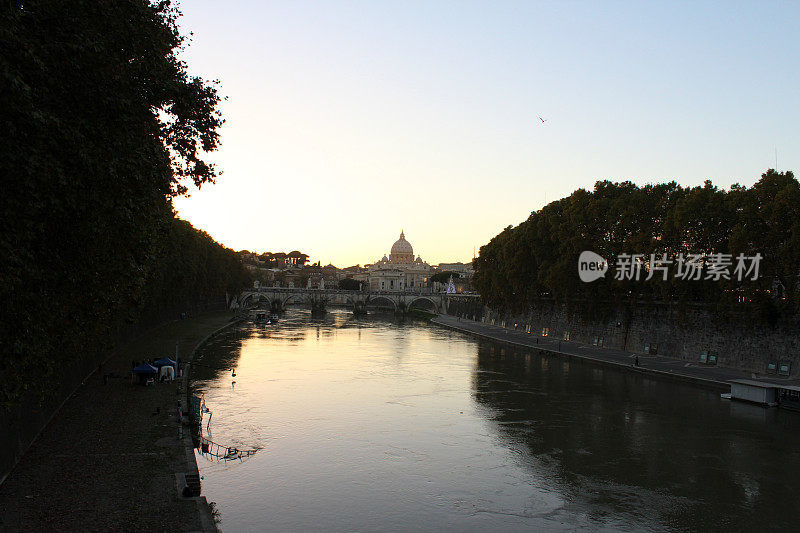 圣彼得大教堂和台伯河，罗马，意大利