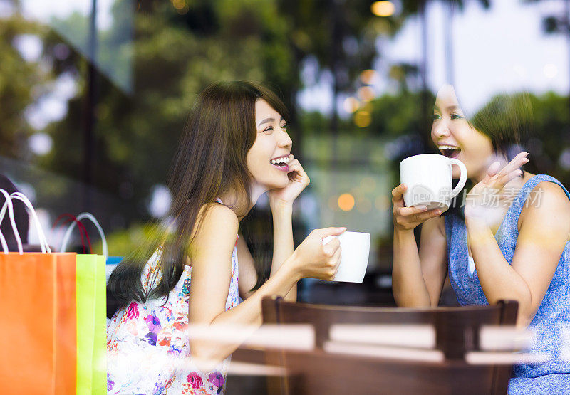 两个年轻女人在咖啡店聊天