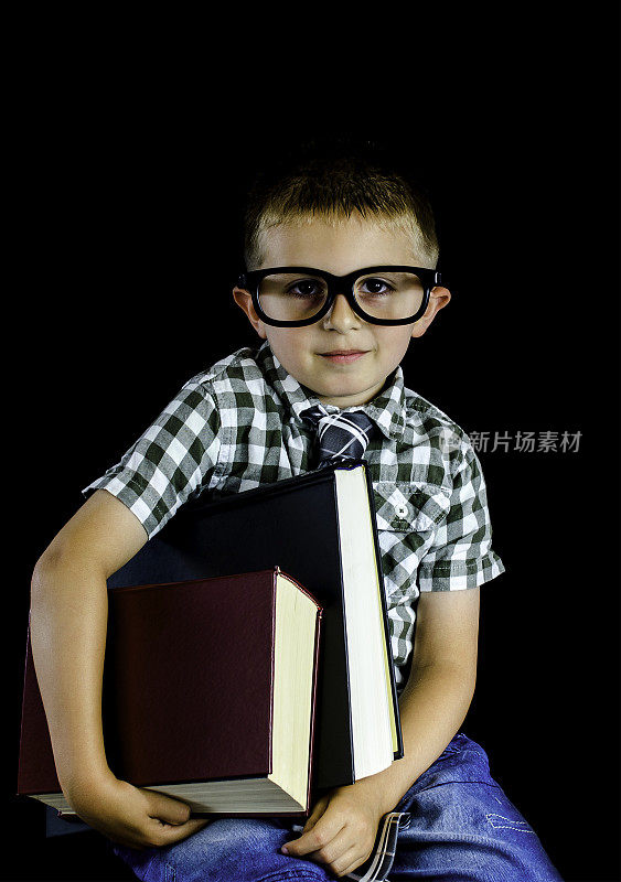 带着书和眼镜的聪明男孩，极客，书呆子
