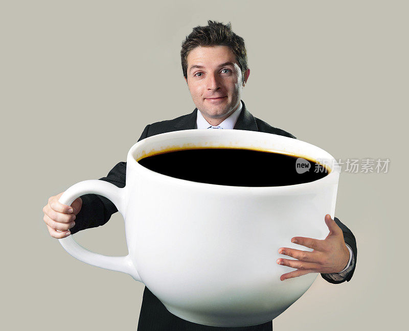 快乐的商人拿着搞笑的黑色大杯咖啡