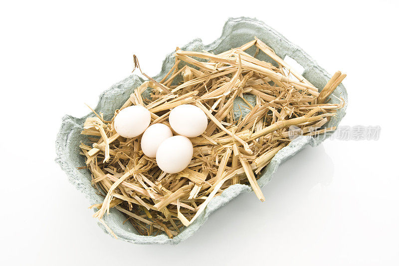 小鸡蛋放在鸡蛋盒的稻草里