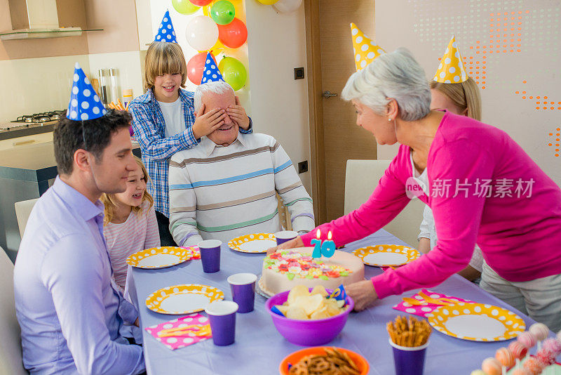 全家庆祝爷爷的生日