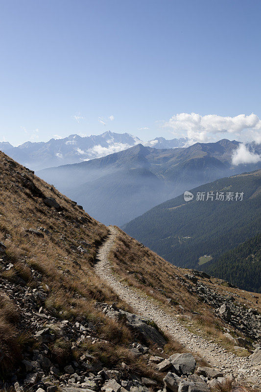 徒步小径在山的边缘，全景