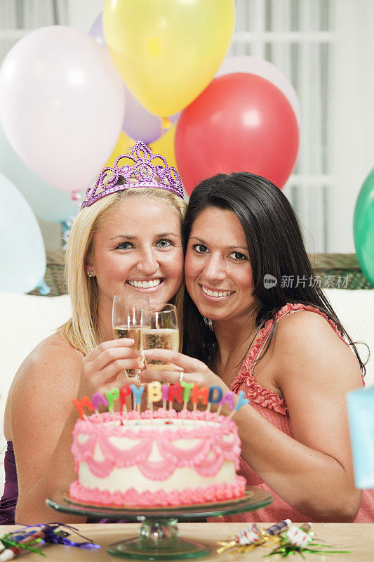 年轻女性朋友的生日聚会，用香槟和蛋糕祝酒