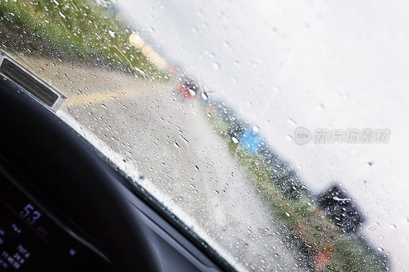 暴雨雨水溅在高速公路上一辆不透明的挡风玻璃上