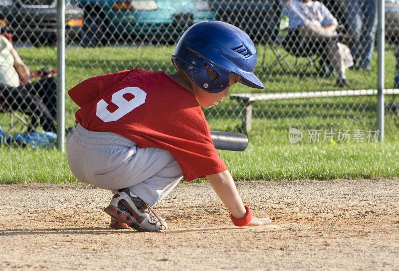 儿童棒球运动员本垒板
