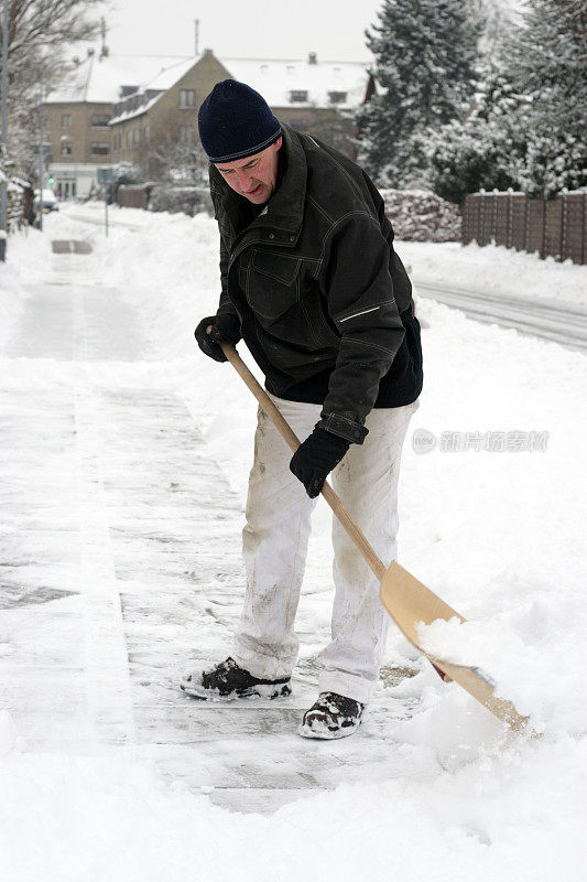 工人们在清除路上的积雪