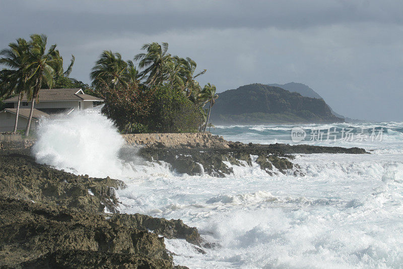 海浪冲击着夏威夷的海岸线山脉和家园