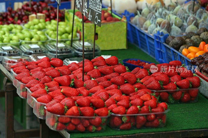 市场上的美味草莓