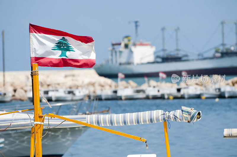 黎巴嫩黎波里港船上悬挂黎巴嫩国旗