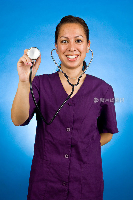 护士拿着听诊器