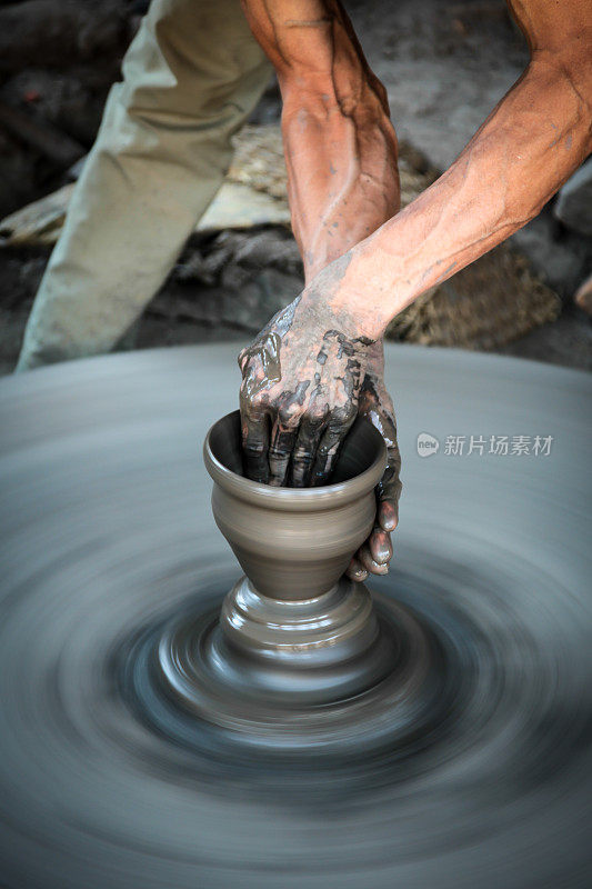 在尼泊尔街头制作陶器的男子艺术家