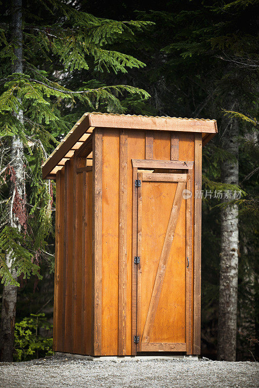 森林里的厕所