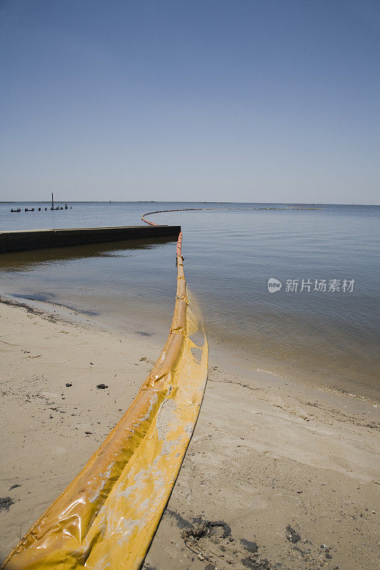 围油栏横跨水面